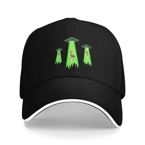 Cappellino nero con ricamo di UFO, alieni e uccelli fluorescenti, design originale e divertente.