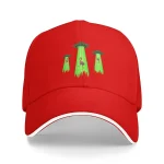 Cappellino rosso con ricamo di funghi verdi e flamingo rosa, perfetto per gli appassionati di decorazioni scientifiche e stile originale.