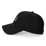 Cappellino nero con dettaglio scientifico verde sulla parte frontale, ideale per appassionati di scienza e decorazioni a tema scientifico.