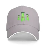 Cappellino bianco con stampa di UFO e alieni verdi, design divertente e originale, perfetto come gadget o accessorio casual.
