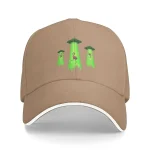 Cappellino beige con ricamo di UFO e alieni verdi, stile casual e originale, perfetto come accessorio decorativo o per appassionati di scienza e fantascienza.