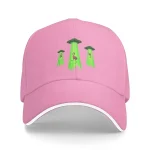 Cappellino rosa con ricamo di tre UFO e alieni, accessorio divertente e originale per appassionati di scienza e fantascienza. Perfetto come gadget o decorazione.