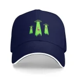 Cappellino da baseball blu con ricamo di funghi luminosi e fenicotteri rosa, perfetto come accessorio decorativo e per gli appassionati di oggetti scientifici e decorazioni originali.
