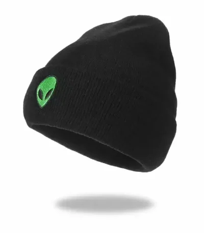Cappello nero con ricamo di un alieno verde, ideale per appassionati di scienza e fantascienza, perfetto come accessorio decorativo o per completare un look originale.