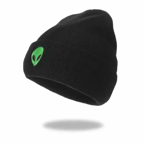 Cappello nero con ricamo di un alieno verde, ideale per appassionati di scienza e fantascienza, perfetto come accessorio decorativo o per completare un look originale.
