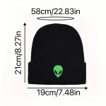 Berretto nero con stampa di alieno verde, ideale come decorazione scientifica o gadget originale. Perfetto per appassionati di scienza e fantascienza, aggiunge un tocco unico al tuo stile quotidiano.