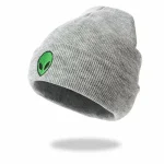 Cappello grigio con ricamo di un alieno verde, ideale come accessorio casual e originale. Perfetto per appassionati di scienza e fantascienza, aggiunge un tocco divertente al look quotidiano.