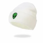 Cappello bianco con ricamo di un alieno verde, ideale come accessorio scientifico e decorativo. Perfetto per appassionati di scienza e cultura pop, aggiunge un tocco originale al tuo stile.