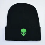 Cappello nero con logo alieno verde ricamato, stile beanie, perfetto per appassionati di scienza e fantascienza.