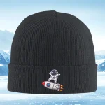 Casco invernale nero con decorazione di astronauta e razzo, perfetto come oggetto decorativo scientifico o accessorio originale.