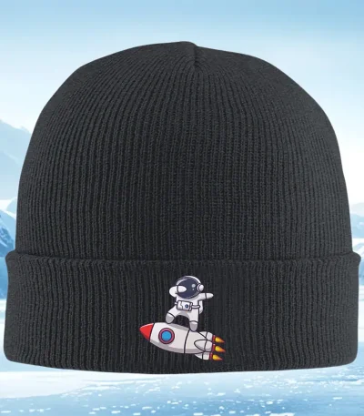 Casco invernale nero con decorazione di astronauta e razzo, perfetto come oggetto decorativo scientifico o accessorio originale.