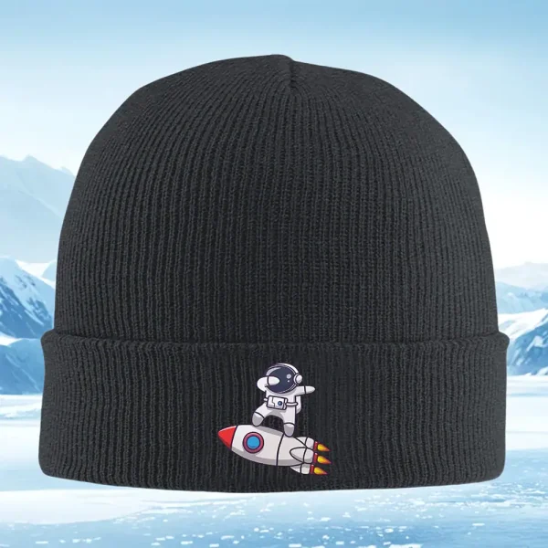 Casco invernale nero con decorazione di astronauta e razzo, perfetto come oggetto decorativo scientifico o accessorio originale.