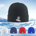 Casco invernale nero con decorazione di un astronauta e razzo, ideale per attività all'aperto in inverno.