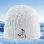 Cappello invernale bianco con stampa di astronauta e razzo, ideale per appassionati di spazio e scienza, perfetto come decorazione scientifica o accessorio originale.