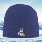 Berretto in maglia blu con ricamo di astronauta e razzo, perfetto come accessorio decorativo o regalo a tema spaziale. Ideale per appassionati di scienza e avventure spaziali.