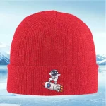 Cappellino invernale rosso con stampa di astronauta e razzo, perfetto per gli appassionati di spazio e scienza. Ideale per proteggersi dal freddo con stile e originalità.