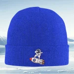 Punto 2: Cappello di lana blu con ricamo di astronauta e razzo, ideale come decorazione scientifica e accessorio originale.
