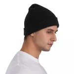 Berretto nero in tessuto morbido, ideale come accessorio decorativo a tema scientifico o per completare un look casual e originale. Perfetto per appassionati di scienza e moda alternativa.
