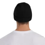 Berretto di lana nero, accessorio caldo e versatile, ideale per proteggersi dal freddo durante le stagioni invernali, perfetto per uno stile casual e pratico.