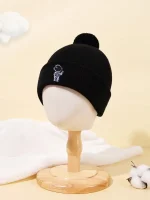 Cappello invernale nero con pompon, decorato con logo scientifico, ideale per appassionati di scienza e moda. Perfetto per proteggersi dal freddo con stile e passione scientifica.