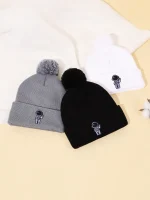Cappelli invernali con pompon, disponibili in grigio, nero e bianco, con stampa di un microscopio. Perfetti per appassionati di scienza e decorazioni a tema scientifico.
