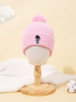 Cappellino rosa con pompon e ricamo di un astronauta, ideale per bambini e appassionati di scienza e spazio. Perfetto come accessorio decorativo o per l'uso quotidiano.