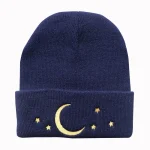 Berretto blu con ricamo di luna e stelle, perfetto come decorazione scientifica o accessorio originale. Ideale per appassionati di astronomia e design innovativo.