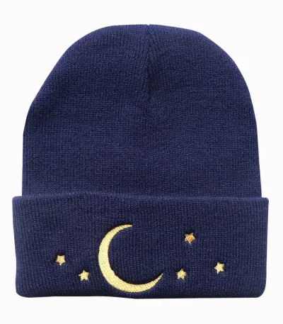 Berretto blu con ricamo di luna e stelle, perfetto come decorazione scientifica o accessorio originale. Ideale per appassionati di astronomia e design innovativo.