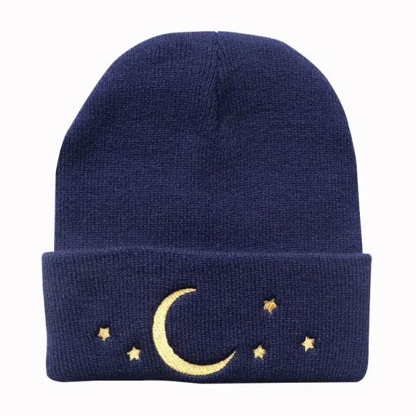 Berretto blu con ricamo di luna e stelle, perfetto come decorazione scientifica o accessorio originale. Ideale per appassionati di astronomia e design innovativo.