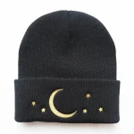 Punto 2: Cappello nero con ricamo di luna e stelle gialle, stile beanie caldo e alla moda, perfetto per l'inverno e gli amanti dell'astronomia.