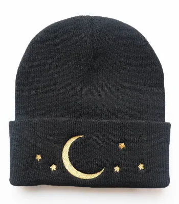 Punto 2: Cappello nero con ricamo di luna e stelle gialle, stile beanie caldo e alla moda, perfetto per l'inverno e gli amanti dell'astronomia.