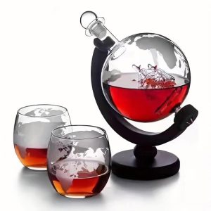 Vaso di laboratorio con liquido rosso e apparecchio di distillazione, perfetto come decorazione scientifica per ambienti educativi o da collezione.