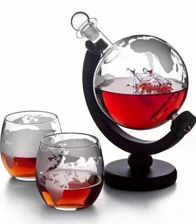 Vaso di laboratorio con liquido rosso e apparecchio di distillazione, perfetto come decorazione scientifica per ambienti educativi o da collezione.