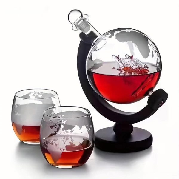 Vaso di laboratorio con liquido rosso e apparecchio di distillazione, perfetto come decorazione scientifica per ambienti educativi o da collezione.