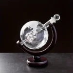 Globo decorativo con sfera di cristallo e supporto nero, perfetto come oggetto scientifico o decorazione da scrivania. Design elegante e moderno, ideale per appassionati di scienza e arredamento origi.