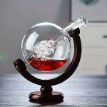 Vetrino di vetro con liquido rosso e oggetto scientifico, posizionato su un supporto nero, simbolo di strumenti scientifici e decorazioni educative.
