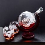 Oggetto decorativo scientifico con mappature del mondo e liquido rosso in contenitori di vetro.