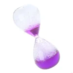 Vaso di laboratorio con liquido viola e bolle, simbolo di scienza e chimica.