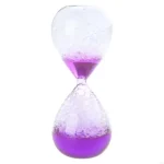 Clessidra decorativa con liquido viola e bolle, simbolo di tempo e scienza, perfetta come oggetto decorativo per appassionati di scienza e design innovativo.