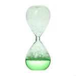 Clessidra decorativa con sabbia verde e trasparente, perfetta come oggetto scientifico e decorativo per ambienti educativi e moderni.