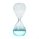 Clessidra decorativa con sabbia bianca e acqua azzurra, simbolo di tempo e pazienza, ideale come oggetto scientifico e decorativo.