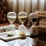 Tre vasi di vetro decorativi con motivi a diamante, posizionati su un tavolo in un ambiente elegante, ideali come oggetti scientifici o decorativi.