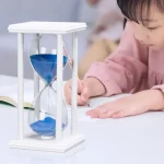 Gioco scientifico con clessidra e pompa ad aria, ideale per attività educative e decorazioni scientifiche.