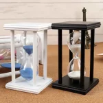 Orologi a clessidra decorativi in stile scientifico, disponibili in bianco e nero, perfetti come oggetti di decorazione per ambienti studi e uffici.