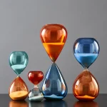 Vasi di sabbia colorati e decorativi, perfetti come oggetti scientifici e decorazioni per ambienti educativi o moderni, con forme eleganti e colori vivaci.