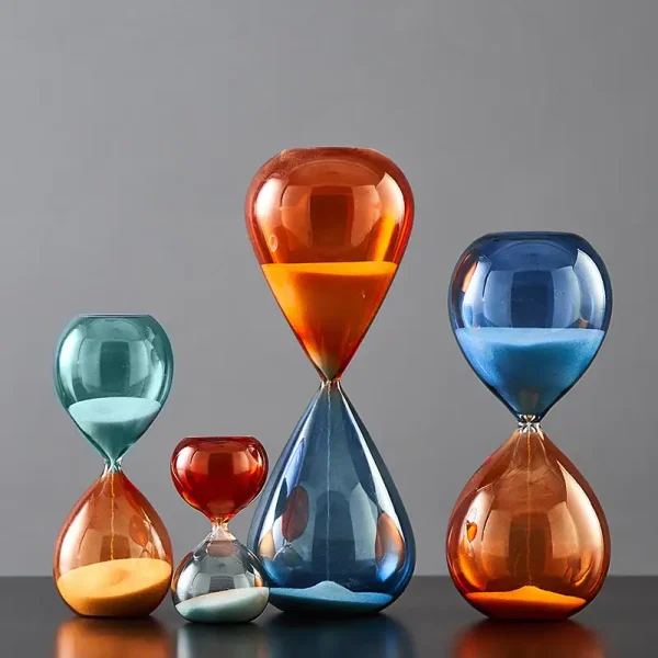 Vasi di sabbia colorati e decorativi, perfetti come oggetti scientifici e decorazioni per ambienti educativi o moderni, con forme eleganti e colori vivaci.