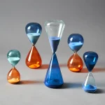 Orologi a sabbia colorati di diverse dimensioni e colori, perfetti come decorazioni scientifiche e oggetti da collezione. Ideali per appassionati di scienza e design innovativo.