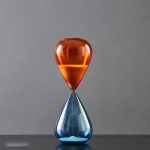 Orologio a clessidra in vetro colorato, decorativo e funzionale, perfetto come oggetto di design scientifico. Ideale per appassionati di scienza e decorazioni originali, aggiunge un tocco di eleganza.