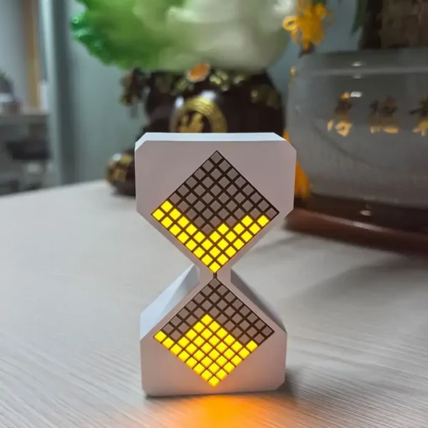 Orologio decorativo con due quadranti LED gialli, ispirato a strumenti scientifici, ideale come oggetto di design e decorazione per appassionati di scienza e tecnologia.