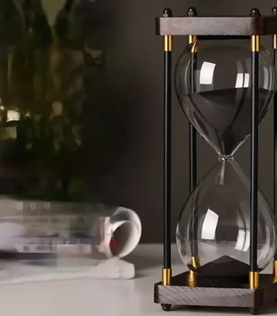 Orologio a Sabbia decorativo in stile elegante, perfetto come oggetto di decorazione scientifica e per aggiungere un tocco di originalità agli ambienti domestici o uffici.
